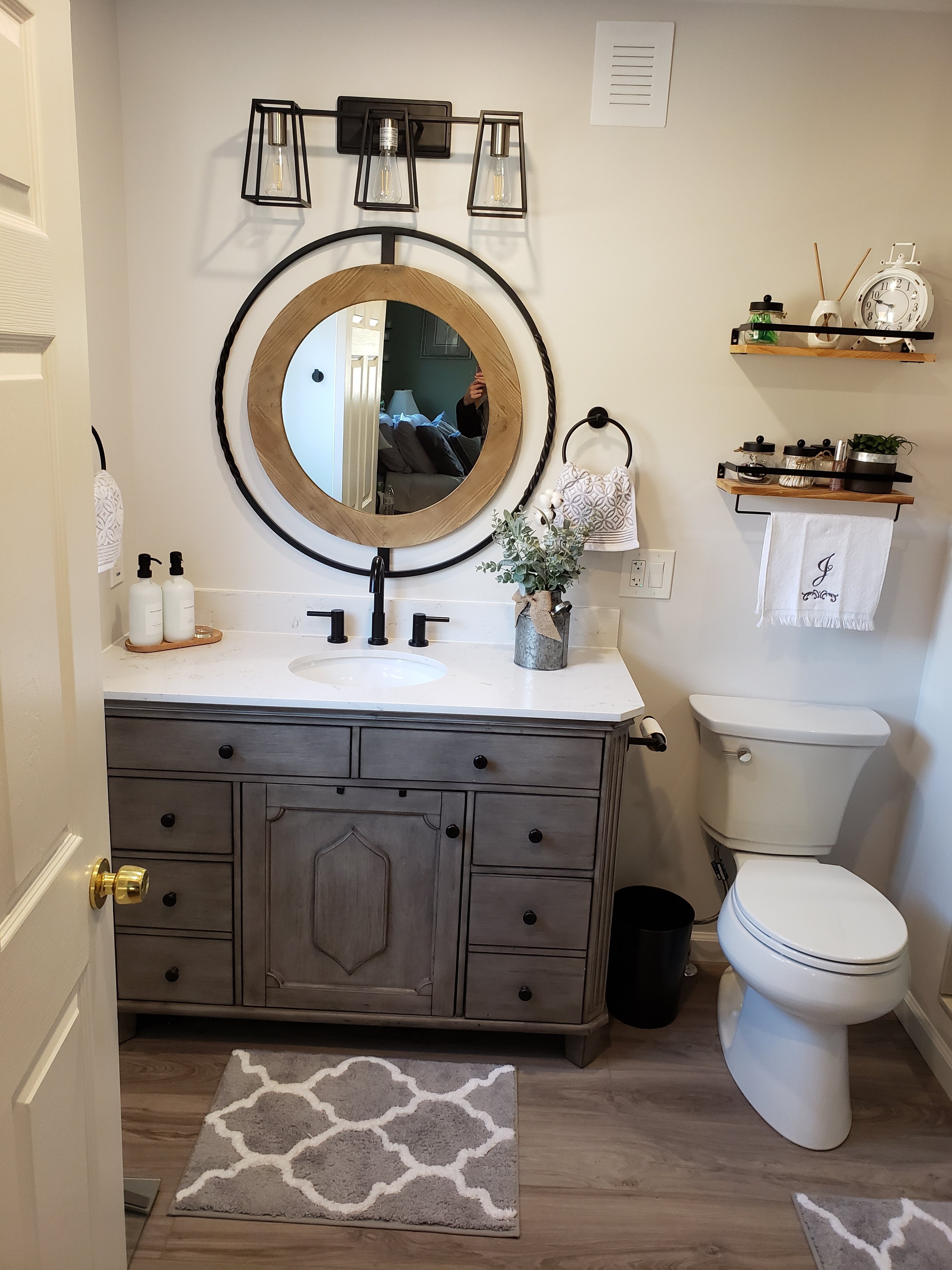 Bathroom with round mirror